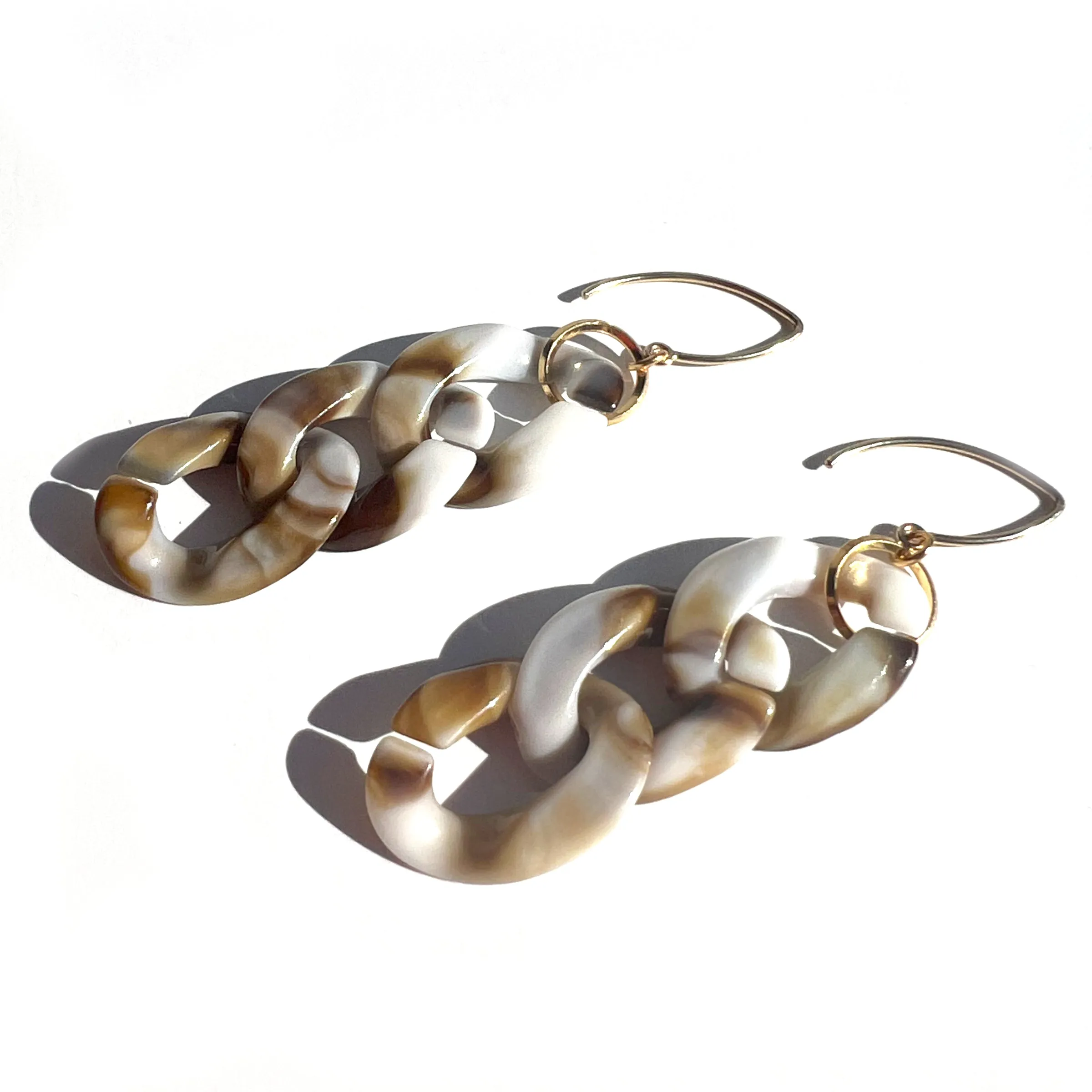 MPR x THE IMAGINARIUM: Tortoise Small Curb Chain Link Hooks in Tan